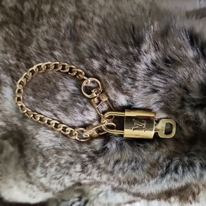 Unbranded gold electroplated bracelet chain (LV lock/key not included)